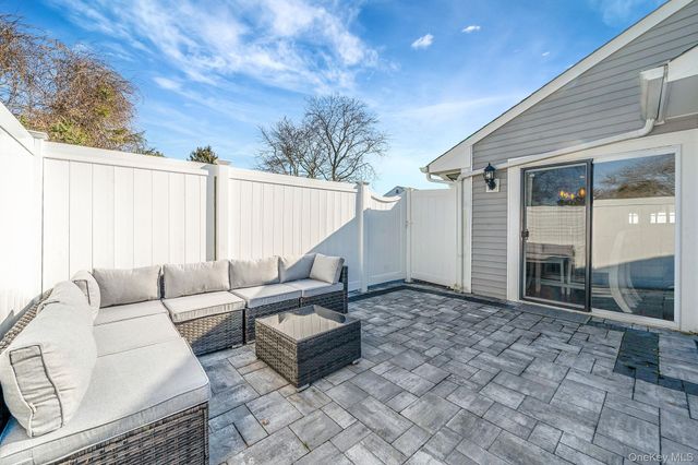 10 Gettysburg Court, Coram, NY 11727