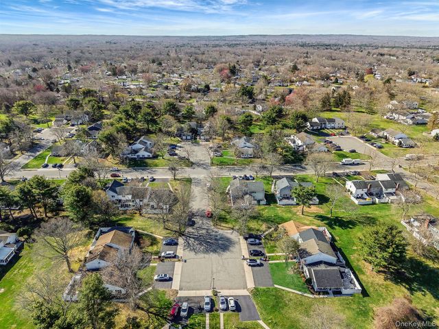 10 Gettysburg Court, Coram, NY 11727