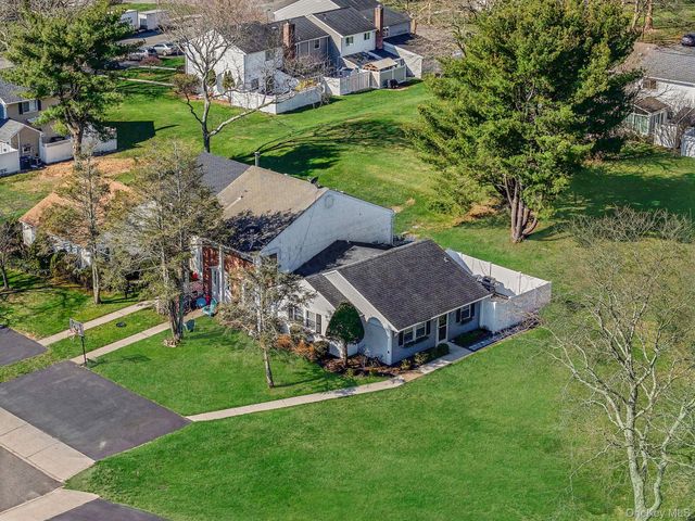 10 Gettysburg Court, Coram, NY 11727