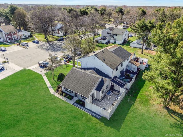 10 Gettysburg Court, Coram, NY 11727