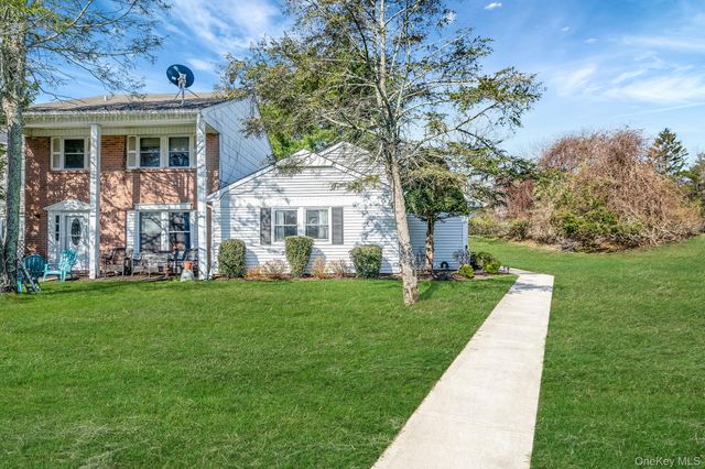 10 Gettysburg Court, Coram, NY 11727