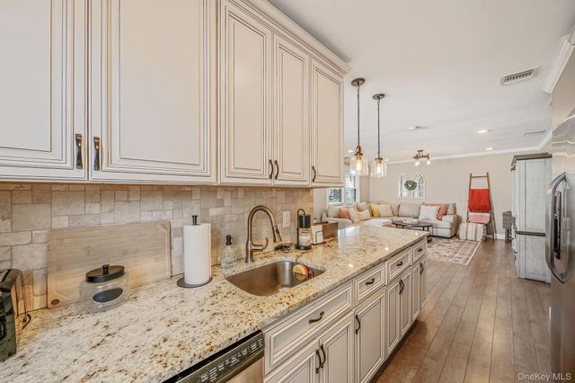 10 Gettysburg Court, Coram, NY 11727