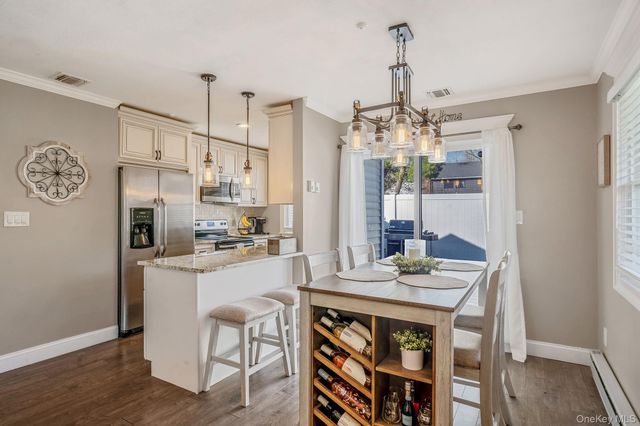 10 Gettysburg Court, Coram, NY 11727