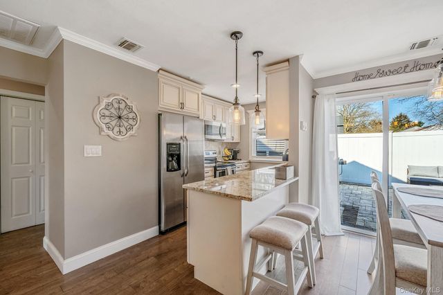 10 Gettysburg Court, Coram, NY 11727