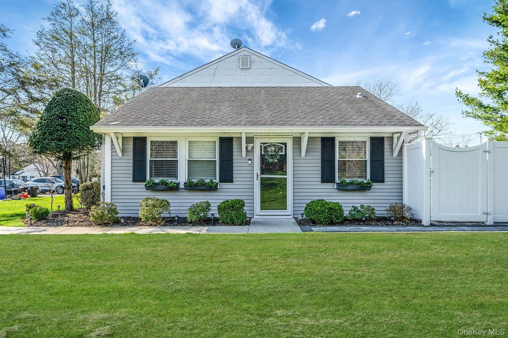 10 Gettysburg Court, Coram, NY 11727