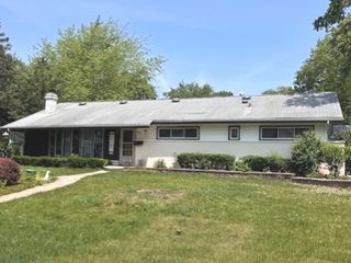 35 Douglas Court, Hoffman Estates, IL 60169