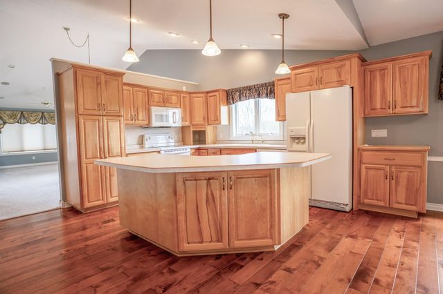 211 Valley View Drive SE, Willmar, MN 56201