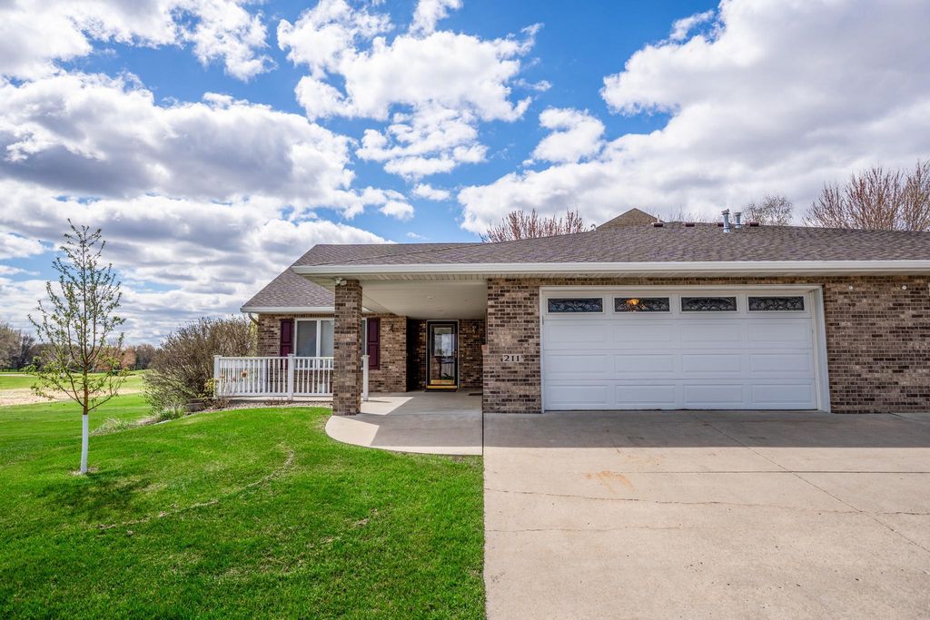 211 Valley View Drive SE, Willmar, MN 56201