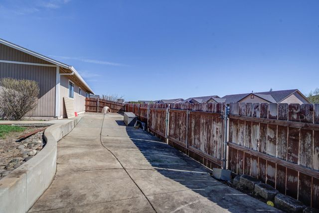 11326 Puffin Way, Redding, CA 96003