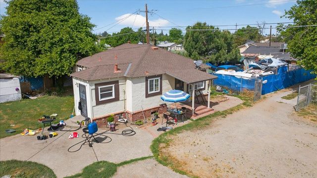 1328 E Fedora Avenue, Fresno, CA 93704