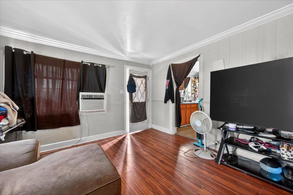 Image 11 of property listing at 1328 E Fedora Avenue, Fresno, CA 93704
