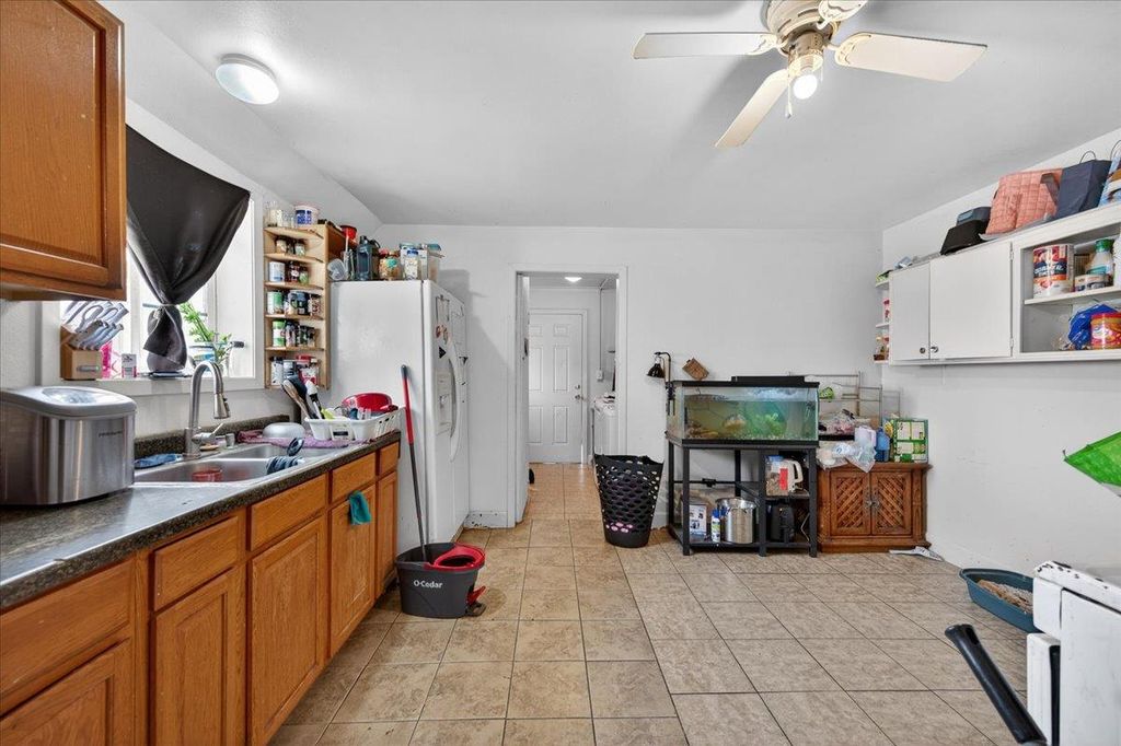 Image 12 of property listing at 1328 E Fedora Avenue, Fresno, CA 93704