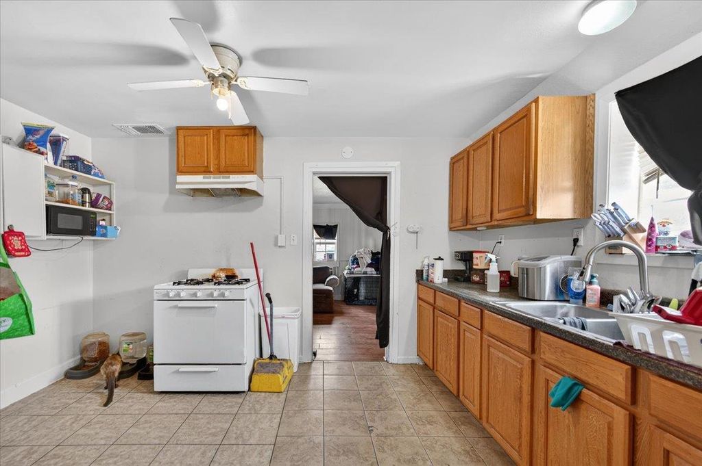 Image 13 of property listing at 1328 E Fedora Avenue, Fresno, CA 93704