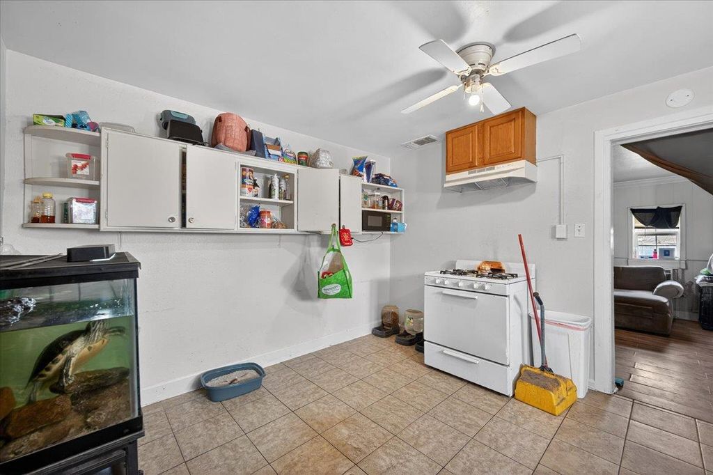 Image 14 of property listing at 1328 E Fedora Avenue, Fresno, CA 93704