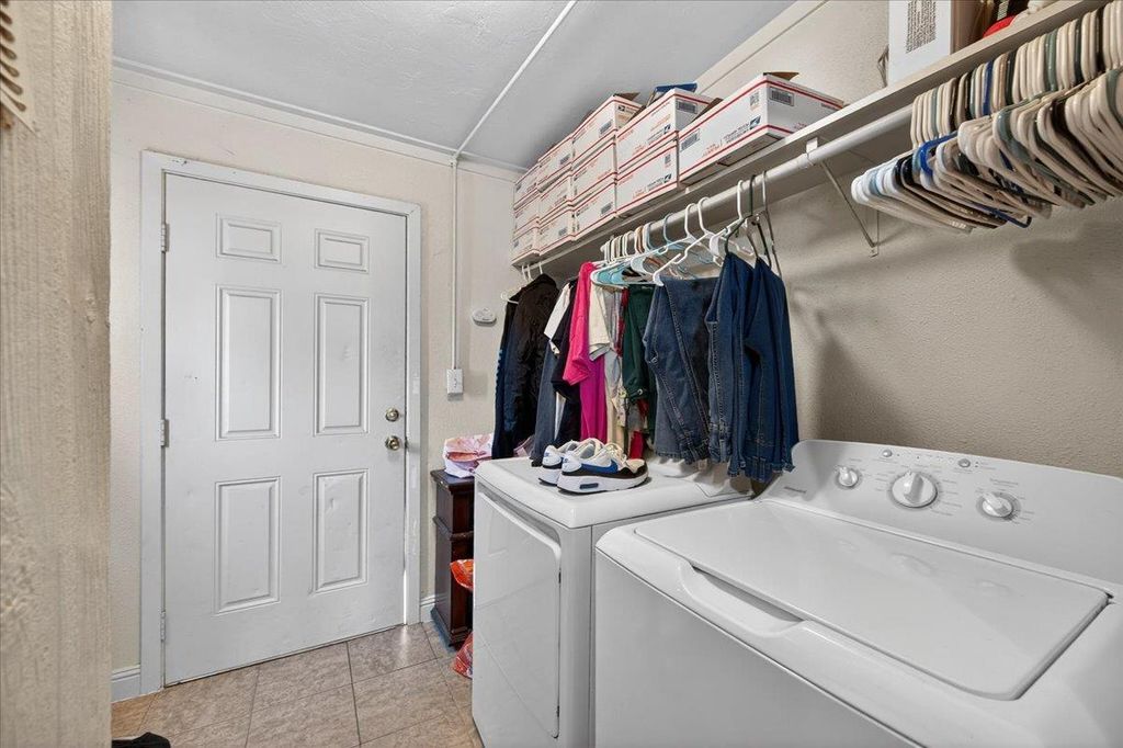 Image 16 of property listing at 1328 E Fedora Avenue, Fresno, CA 93704