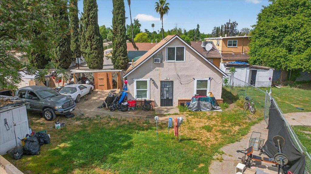 Image 17 of property listing at 1328 E Fedora Avenue, Fresno, CA 93704