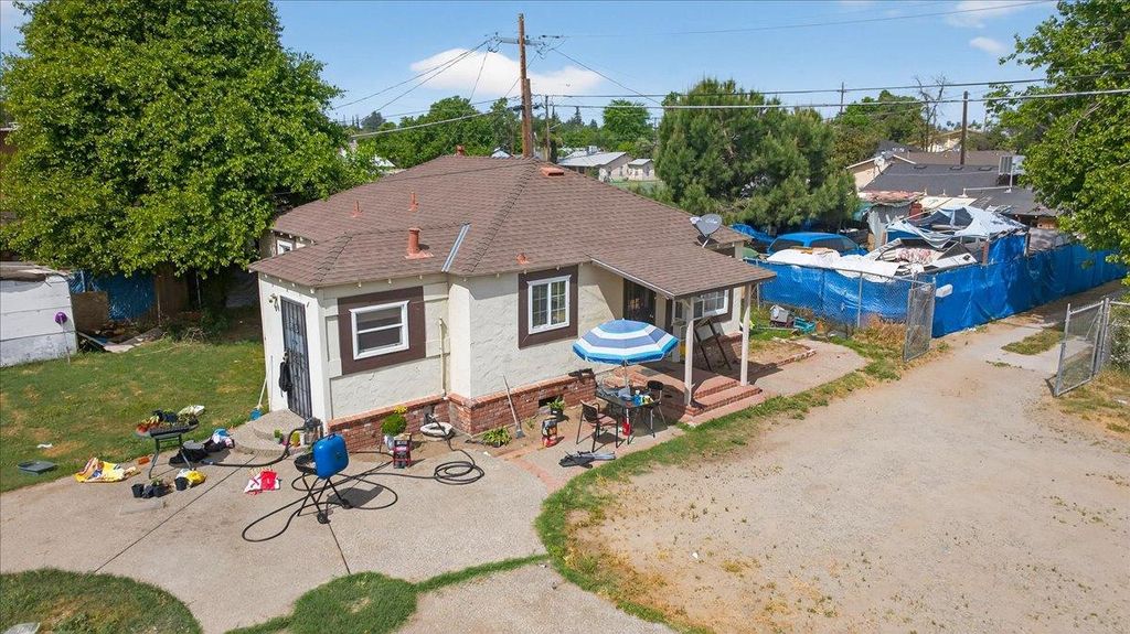 Image 2 of property listing at 1328 E Fedora Avenue, Fresno, CA 93704