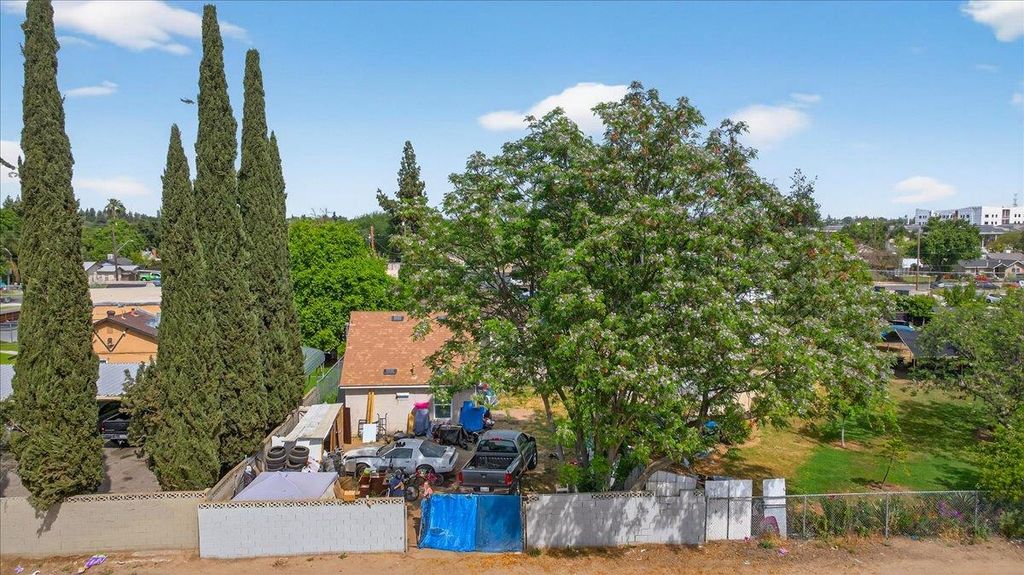 Image 21 of property listing at 1328 E Fedora Avenue, Fresno, CA 93704