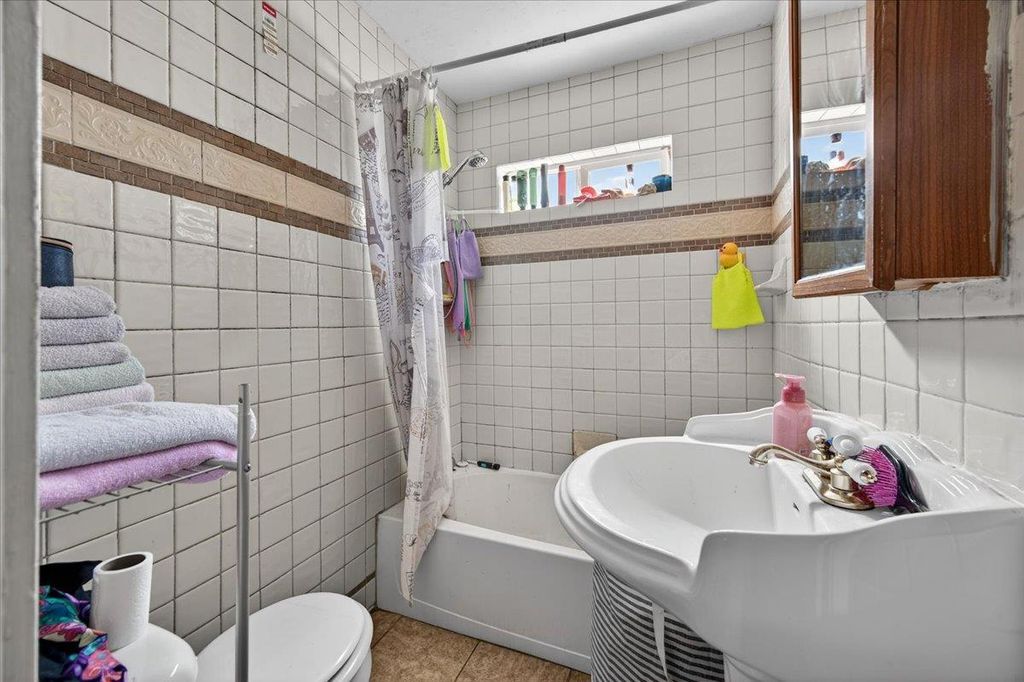 Image 3 of property listing at 1328 E Fedora Avenue, Fresno, CA 93704