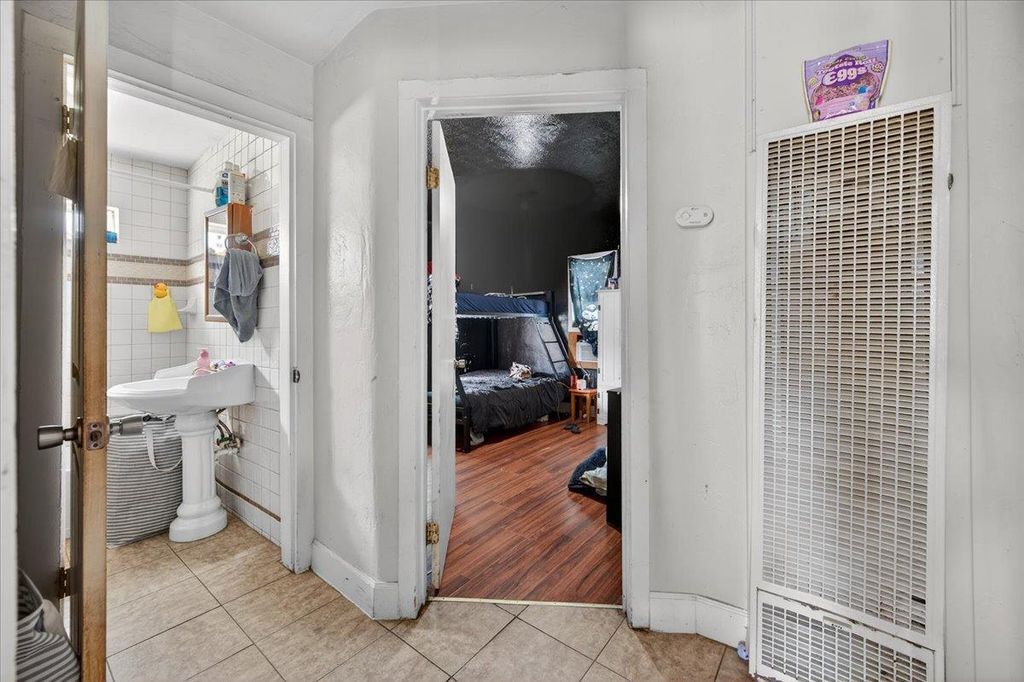 Image 4 of property listing at 1328 E Fedora Avenue, Fresno, CA 93704