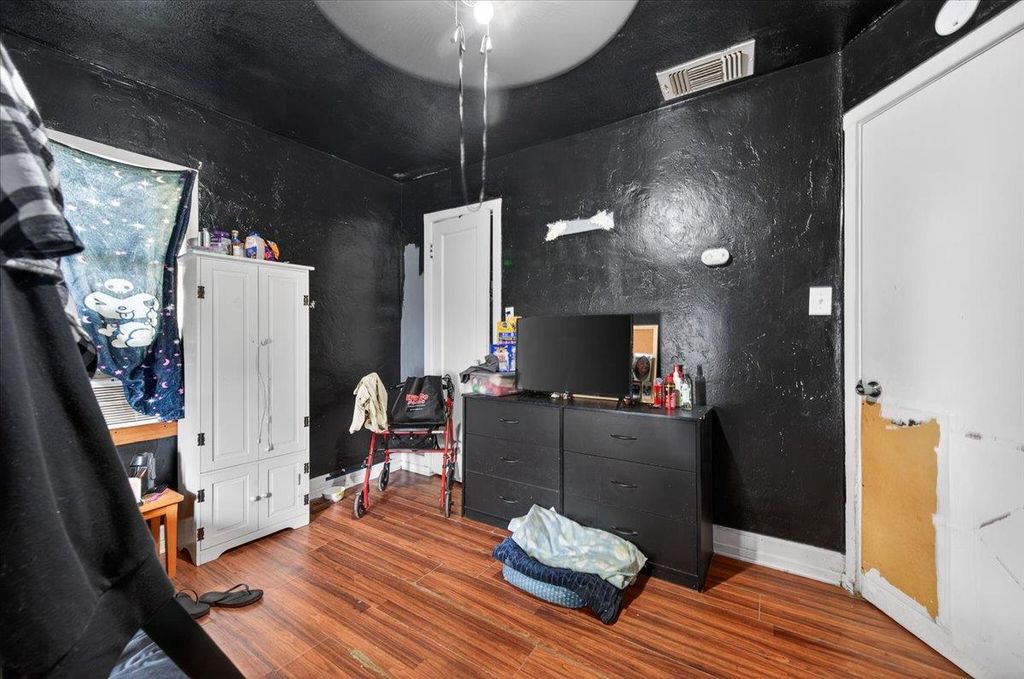 Image 6 of property listing at 1328 E Fedora Avenue, Fresno, CA 93704