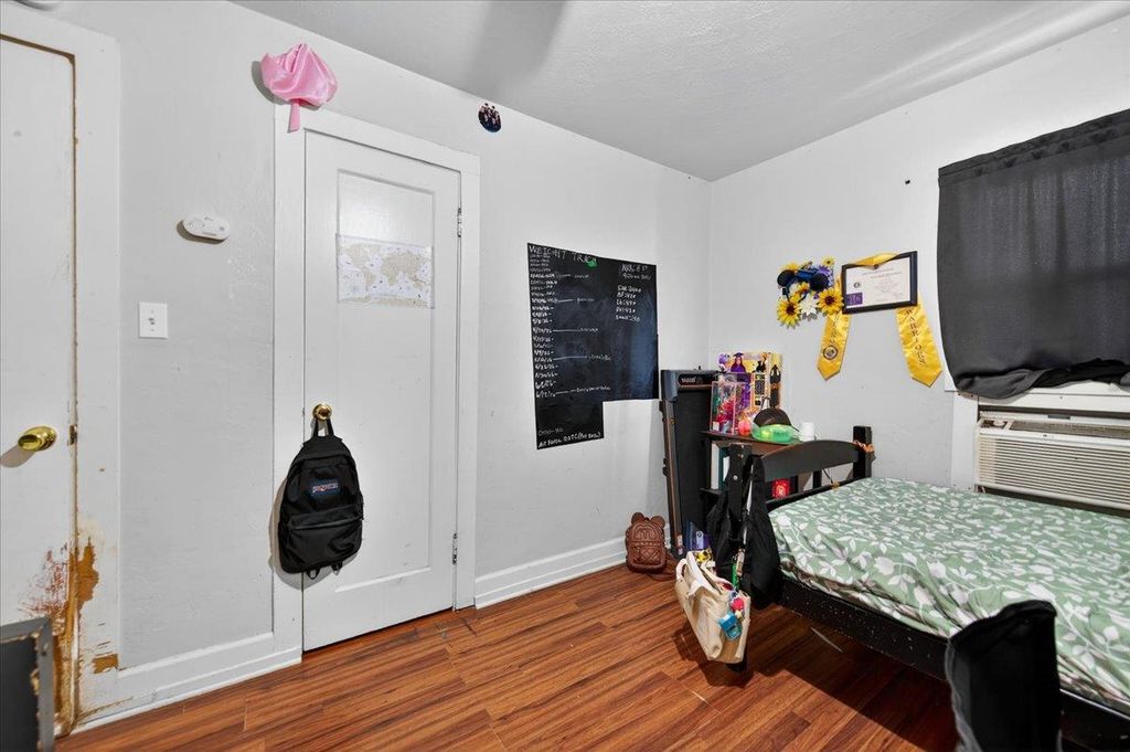 Image 8 of property listing at 1328 E Fedora Avenue, Fresno, CA 93704