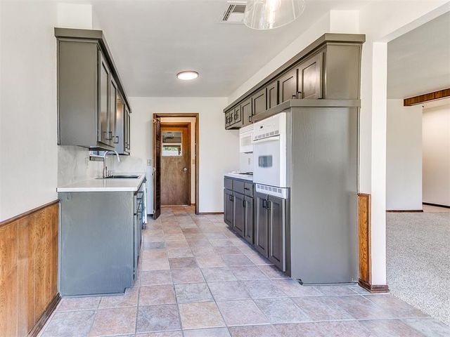 1012 Hargis Lane, Moore, OK 73160