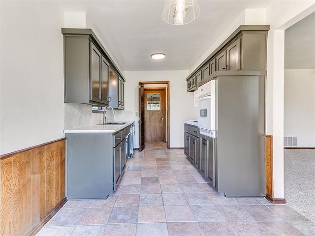 1012 Hargis Lane, Moore, OK 73160