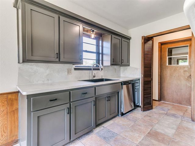 1012 Hargis Lane, Moore, OK 73160