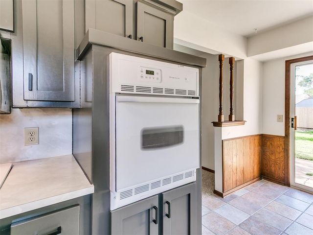 1012 Hargis Lane, Moore, OK 73160