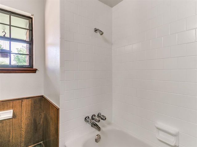 1012 Hargis Lane, Moore, OK 73160