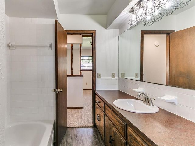 1012 Hargis Lane, Moore, OK 73160