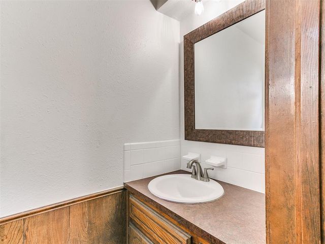 1012 Hargis Lane, Moore, OK 73160