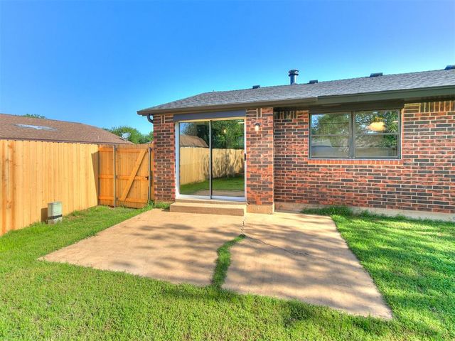 1012 Hargis Lane, Moore, OK 73160