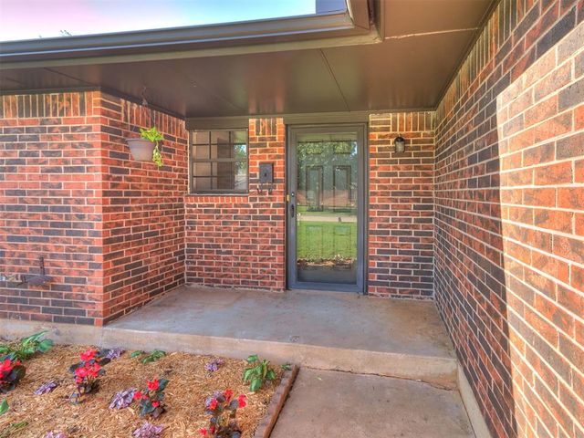 1012 Hargis Lane, Moore, OK 73160