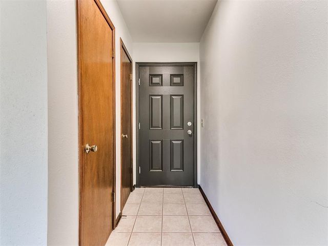 1012 Hargis Lane, Moore, OK 73160