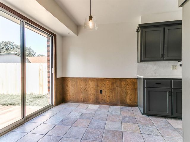 1012 Hargis Lane, Moore, OK 73160