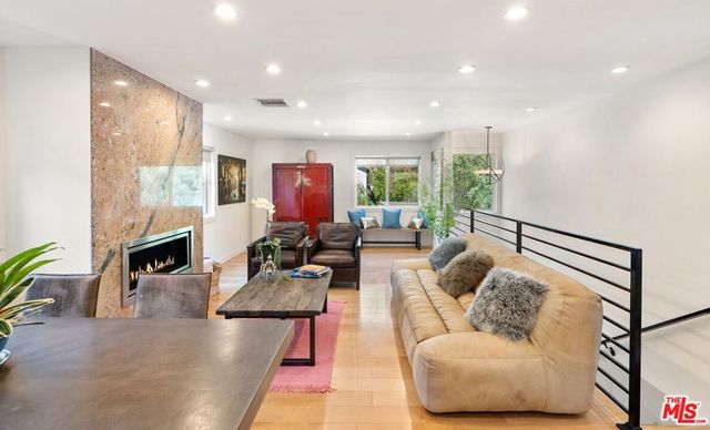 1655 N Beverly Glen Boulevard, Los Angeles, CA 90077