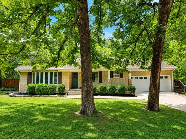 1801 N Applebury Place, Fayetteville, AR 72701