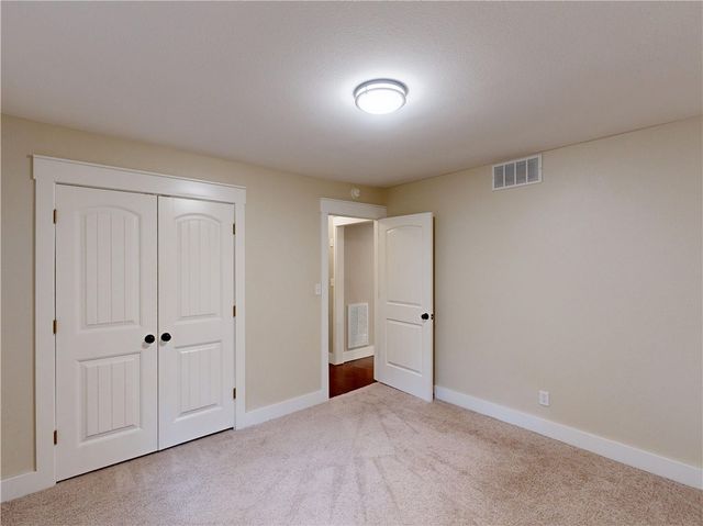 1801 N Applebury Place, Fayetteville, AR 72701