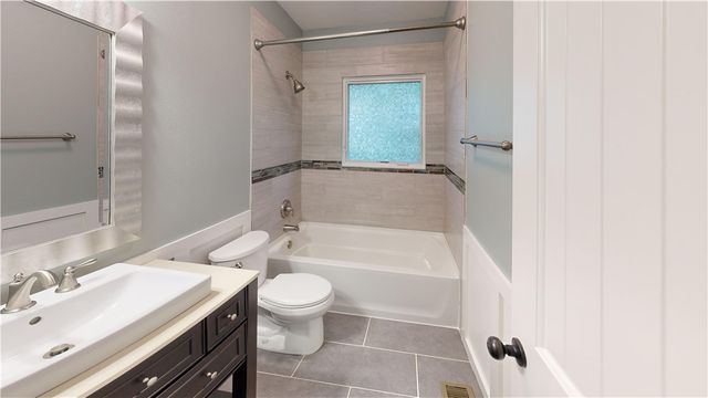 1801 N Applebury Place, Fayetteville, AR 72701