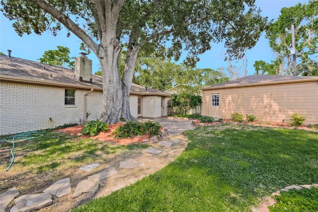 2105 Willow Dell Drive, Seabrook, TX 77586