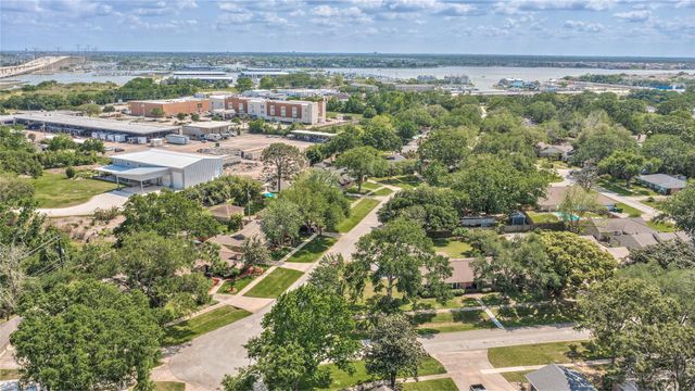 2105 Willow Dell Drive, Seabrook, TX 77586