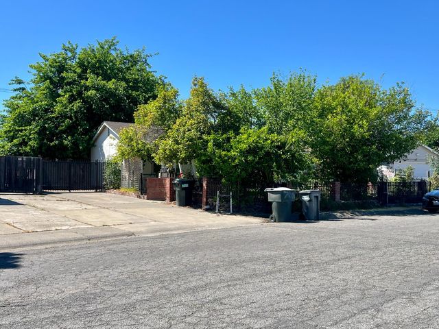 7016 Peck Dr, Sacramento, CA 95828