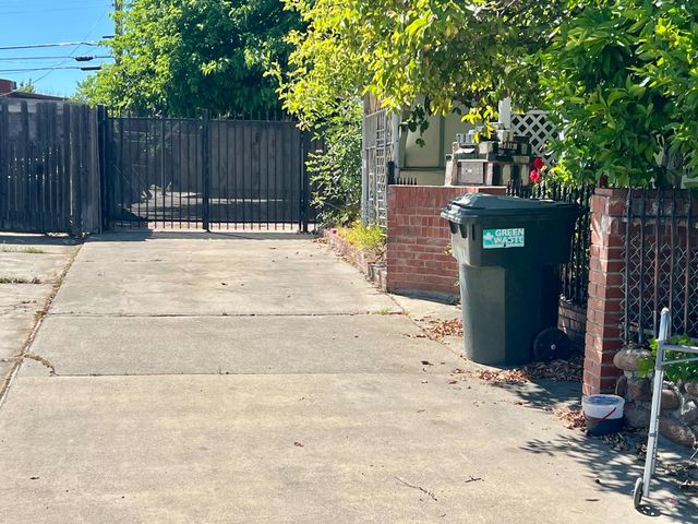 7016 Peck Dr, Sacramento, CA 95828