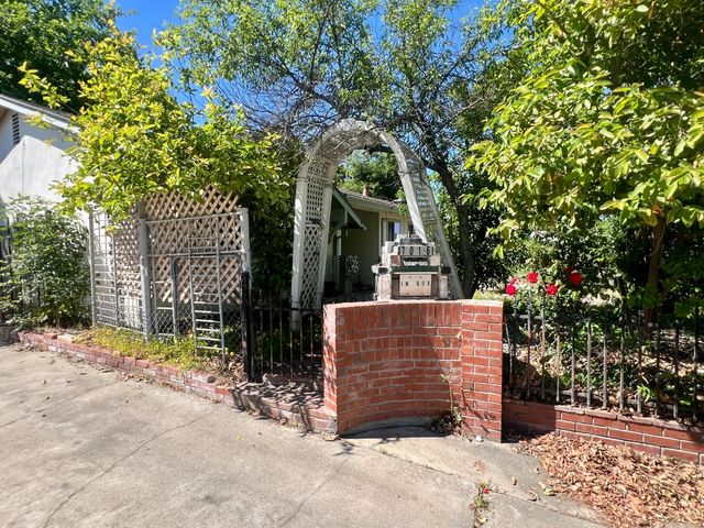 7016 Peck Dr, Sacramento, CA 95828