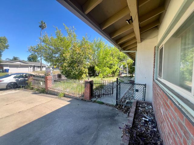 7016 Peck Dr, Sacramento, CA 95828