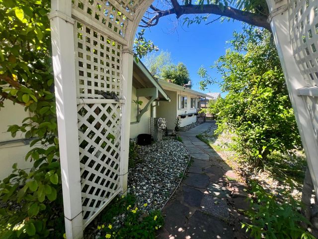 7016 Peck Dr, Sacramento, CA 95828