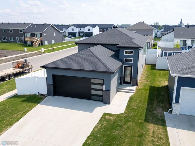 1506 67th Avenue S, Fargo, ND 58104