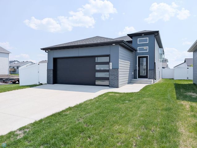 1506 67th Avenue S, Fargo, ND 58104